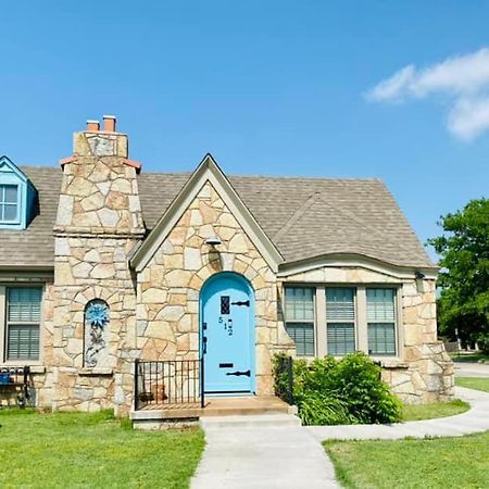 1 Mile To Fort Sill! The Carolebelle Cottage Sleeps 8 With Hottub,Grills,Firepit Lawton Exterior photo
